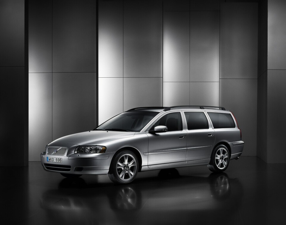 Volvo V70 lanserades våren 2000 som den andra generationen V70-modeller. November 2022 är V70 den begagnade bil som sålt bäst. Volvo V70