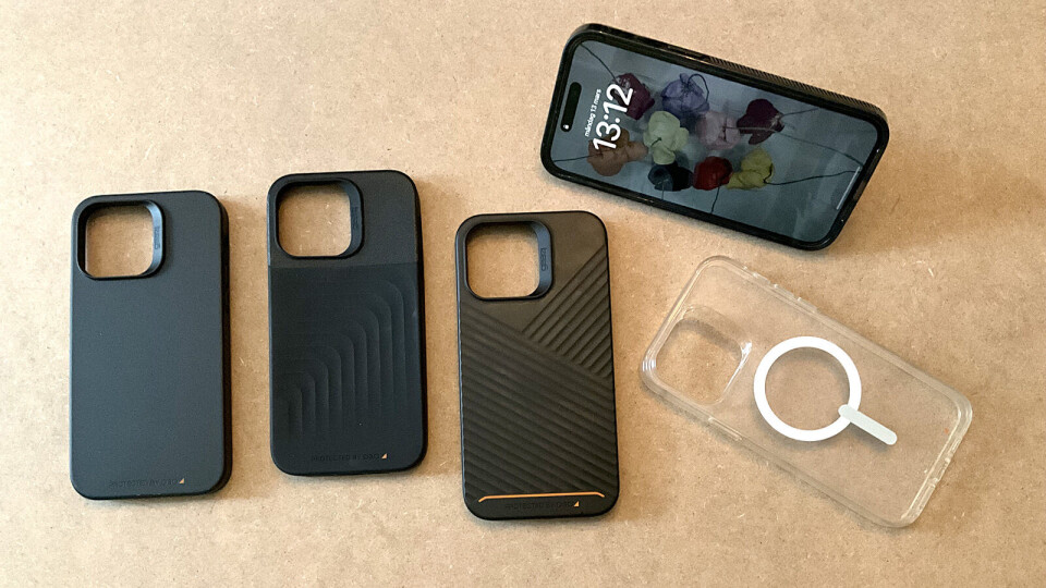 De svarta skalen är från vänster till höger Rio, Brooklyn och Denali. På telefonen Milan och det helt genomskinliga är Crystal Palace. Mobilskal från Gear4 till Iphone 14 Pro Max