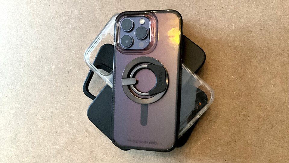 De svarta skalen är från vänster till höger Rio, Brooklyn och Denali. På telefonen Milan och det helt genomskinliga är Crystal Palace.Mobilskalet Gear4 Milan Snap i färgen Sunset Ombre på Iphone 14 Pro Max.Gear4 Snap Ring utfällt blir ett utmärkt stativ till telefonen. Gear4 Snap Ring Iphone