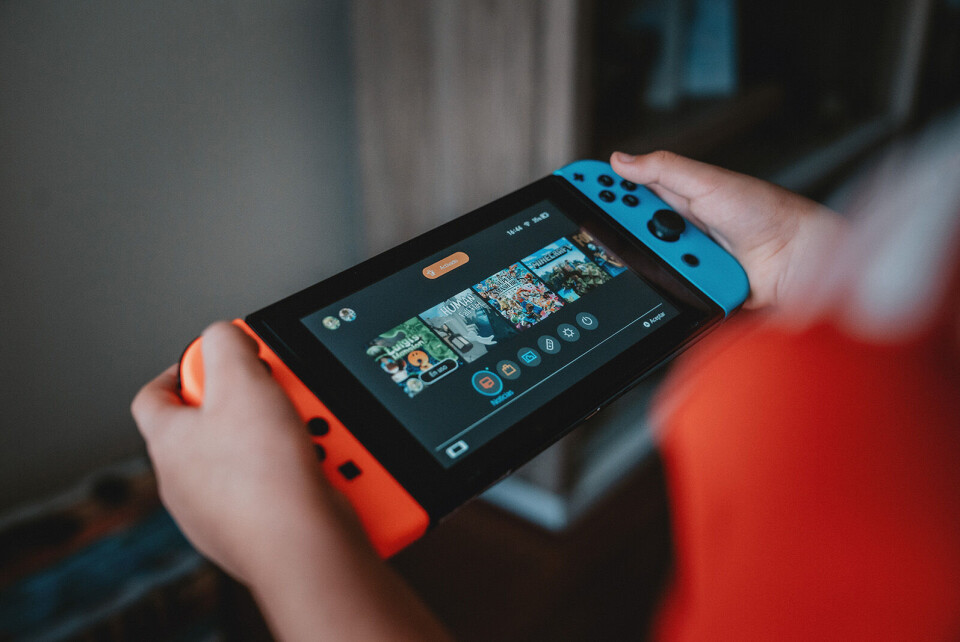 Foto: Alvaro Reyes / Unsplash Händer håller om spelkonsolen Switch